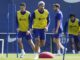 Los jugadores del FC BarcelonaRonald Araujo, Sergio Busquets y Sergio Roberto durante el entrenamiento que realiza la plantilla barcelonista en la Ciudad Deportiva Joan Gamper para preparar el partido de liga que disputarán en el estadio  Martínez Valero ante el Elche CF.EFE/ Alejandro García