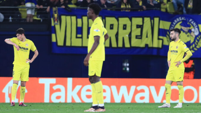 Los jugadores del Villarreal tras el primer gol del Anderlecht, durante el encuentro correspondiente a la vuelta de los octavos de final de la Liga de Conferencia disputado hoy jueves en el estadio de La Cerámica, en Villarreal. EFE/Domenech Castelló.
