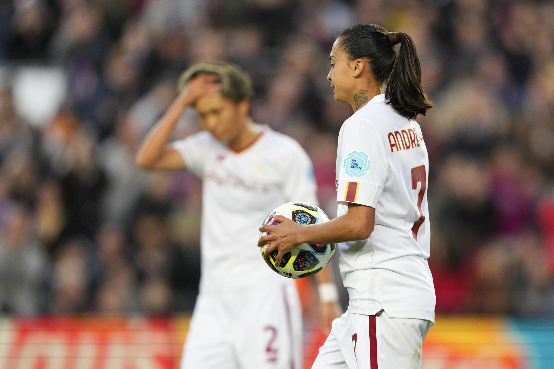 Andressa Alves, centrocampista brasileña de la Roma, reacciona tras el 5-0 durante el encuentro de vuelta de cuartos de final de la Liga de Campeones femenina entre FC Barcelona y AS Roma, en el estadio Camp Nou, en Barcelona. EFE/ Alejandro García
