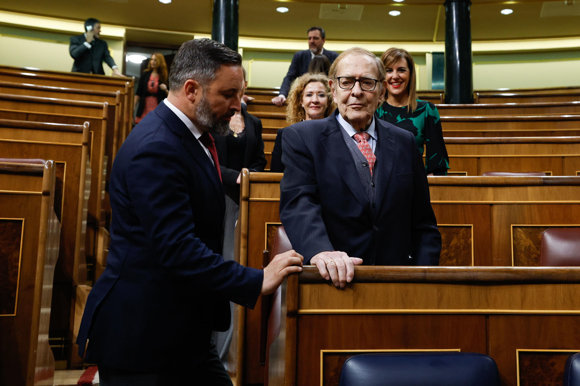 El profesor Ramón Tamames (c), acompañado del líder de Vox, Santiago Abascal (i), a su llegada a la segunda y última jornada del debate de la moción de censura que impulsa Vox, con Ramón Tamames de candidato, contra el Gobierno del socialista Pedro Sánchez, este miércoles en el Congreso de los Diputados. EFE/J.J. Guillén
