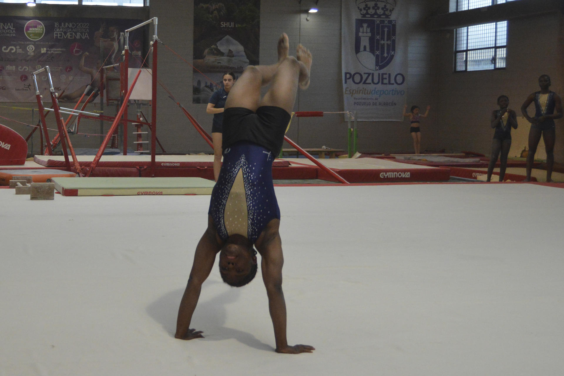 Las deportistas chadianas desplazas a España desde el Chad se realizan ejercicios en el Club de Gimnasia Artística Pozuelo. El sueño de llevar a una gimnasta chadiana a los Juegos Olímpicos de París se empezó a gestar en 2016 gracias a un proyecto del Club de Gimnasia Artística Pozuelo y la Fundación Ramón Grosso que trata ahora de superar los últimos obstáculos burocráticos y económicos para hacerlo realidad. EFE/ Juan Carlos Gomi
