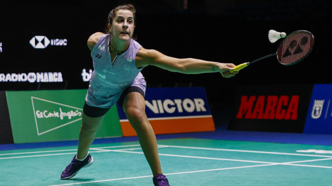 La española Carolina Martín devuelve una bola a la danesa Line Højmark Kjaersfeldt, durante el Madrid Spain Masters de bádminton, en el Centro Deportivo Municipal de Gallur de Madrid. La onubense Carolina Marín, primera cabeza de serie, superó sin problemas, en dos mangas y en 32 minutos por 21-14 y 21-11, a la danesa Line Højmark Kjaersfeldt en la primera ronda del Madrid Spain Masters de bádminton, que se juega en el polideportivo municipal Gallur de la capital de España. EFE/ Rodrigo Jiménez
