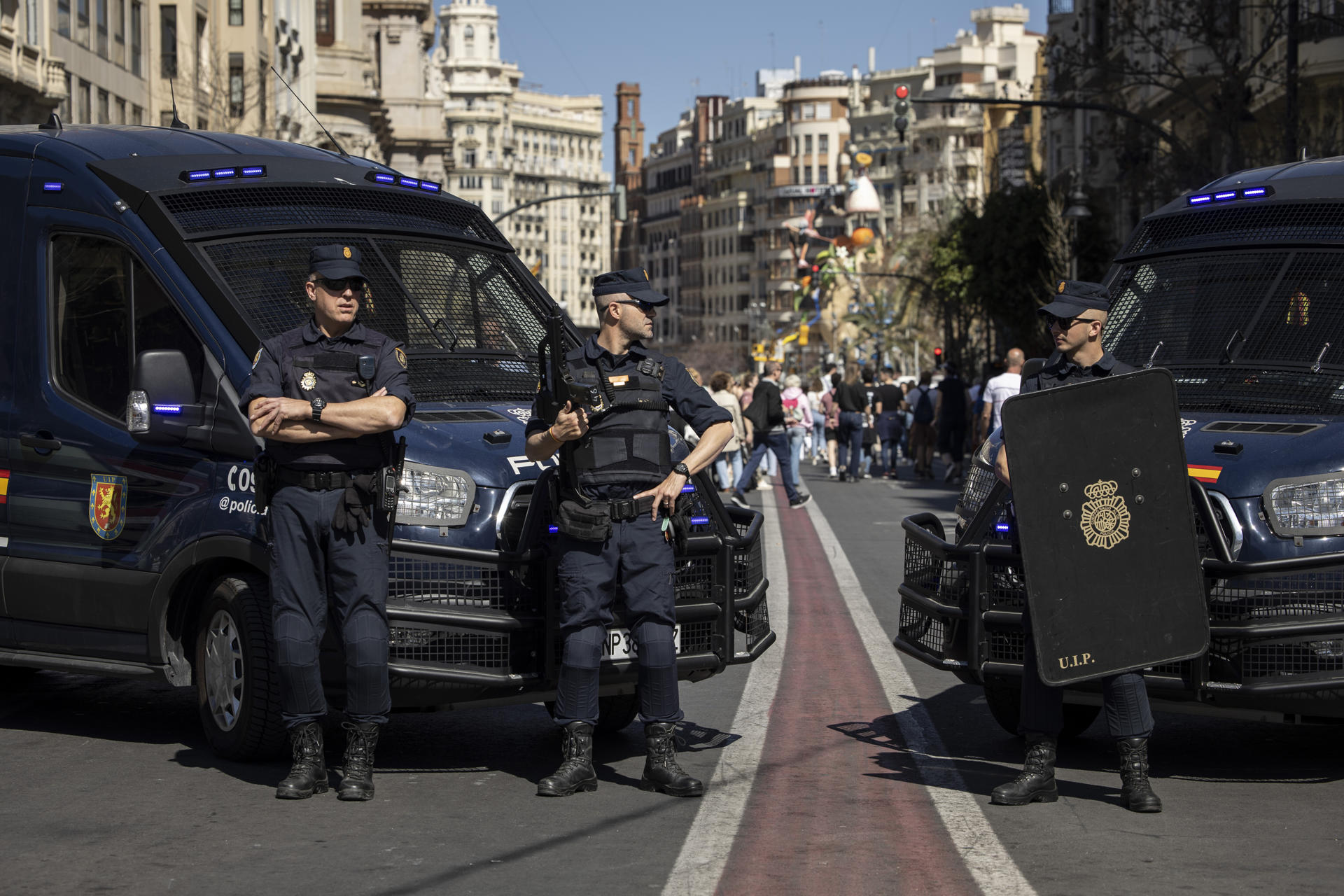 Cerca de 3.500 agentes de policía, además de 400 bomberos y un centenar de miembros de Protección Civil, velan por unas Fallas que se prevén multitudinarias al no haber restricciones por covid, por el buen tiempo, por caer los días finales en fin de semana y por ser festivo el próximo lunes, día 20, en la Comunidad de Madrid. EFE/ Biel Aliño
