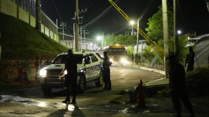 Imagen de archivo de un vehículo policial que custodia el traslado de un autobús con detenidos del Centro de Detención "La Esperanza", en San Salvador. EFE/ Rodrigo Sura
