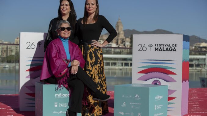 La cineasta Glorimar Marrero (i), posa con las actrices Magali Carrasquillo (abajo) e Isabel Rodríguez, durante la presentación de su película "La pecera", a la Sección Oficial de Largometraje en el XXVI Festival de Cine en Español de Málaga, este jueves en el Muelle 1 de la capital malagueña. EFE/Jorge Zapata.
