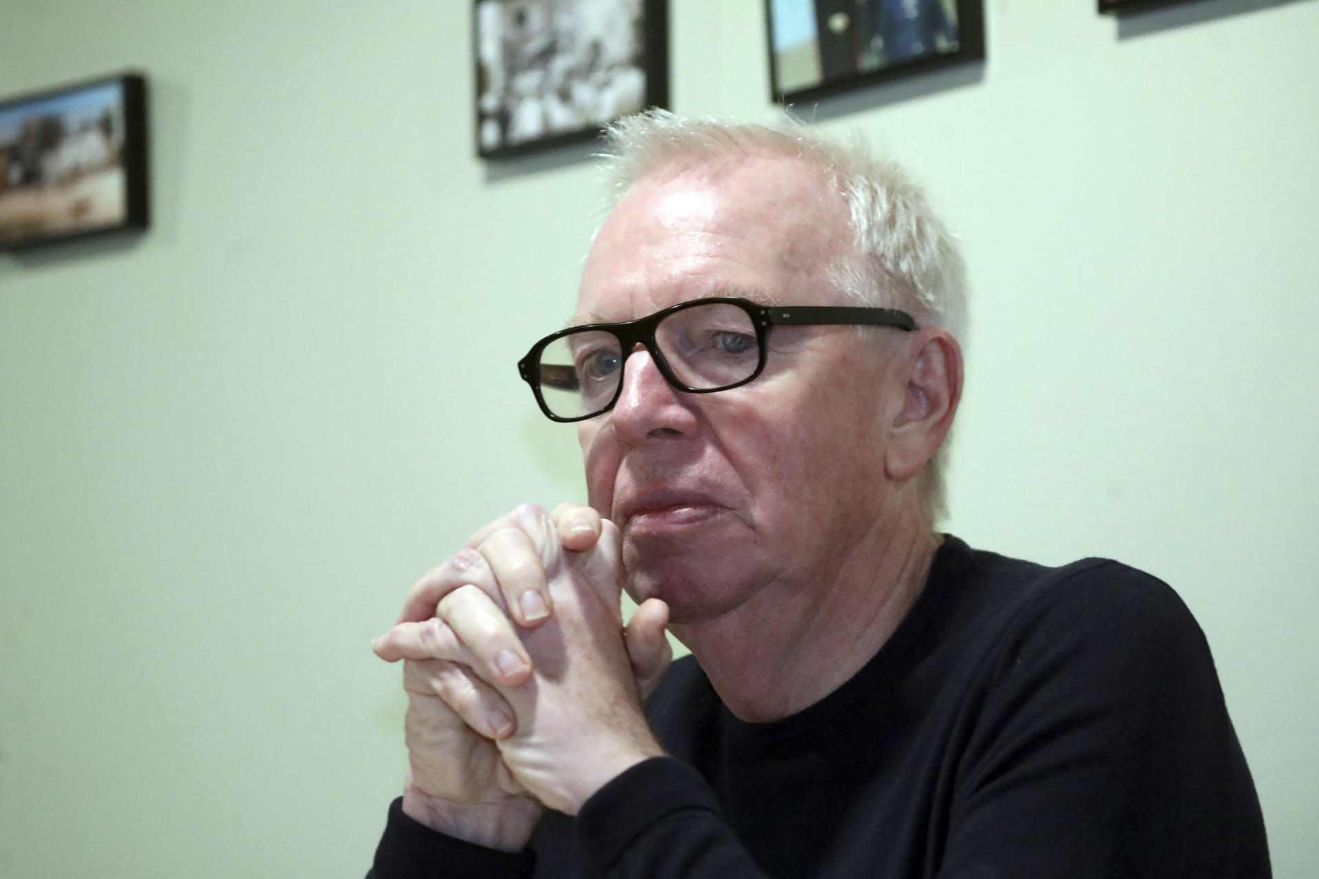 David Chipperfield ha vuelto por unas horas a su querido Corrubedo, en A Coruña, como un vecino más tras ganar el premio Pritzker de arquitectura. Allí, el marido de Evelyn Stern ha hecho lo de siempre, atender sus compromisos y tomar algo en el bar que compró y reabrió. EFE/ Xoán Rey
