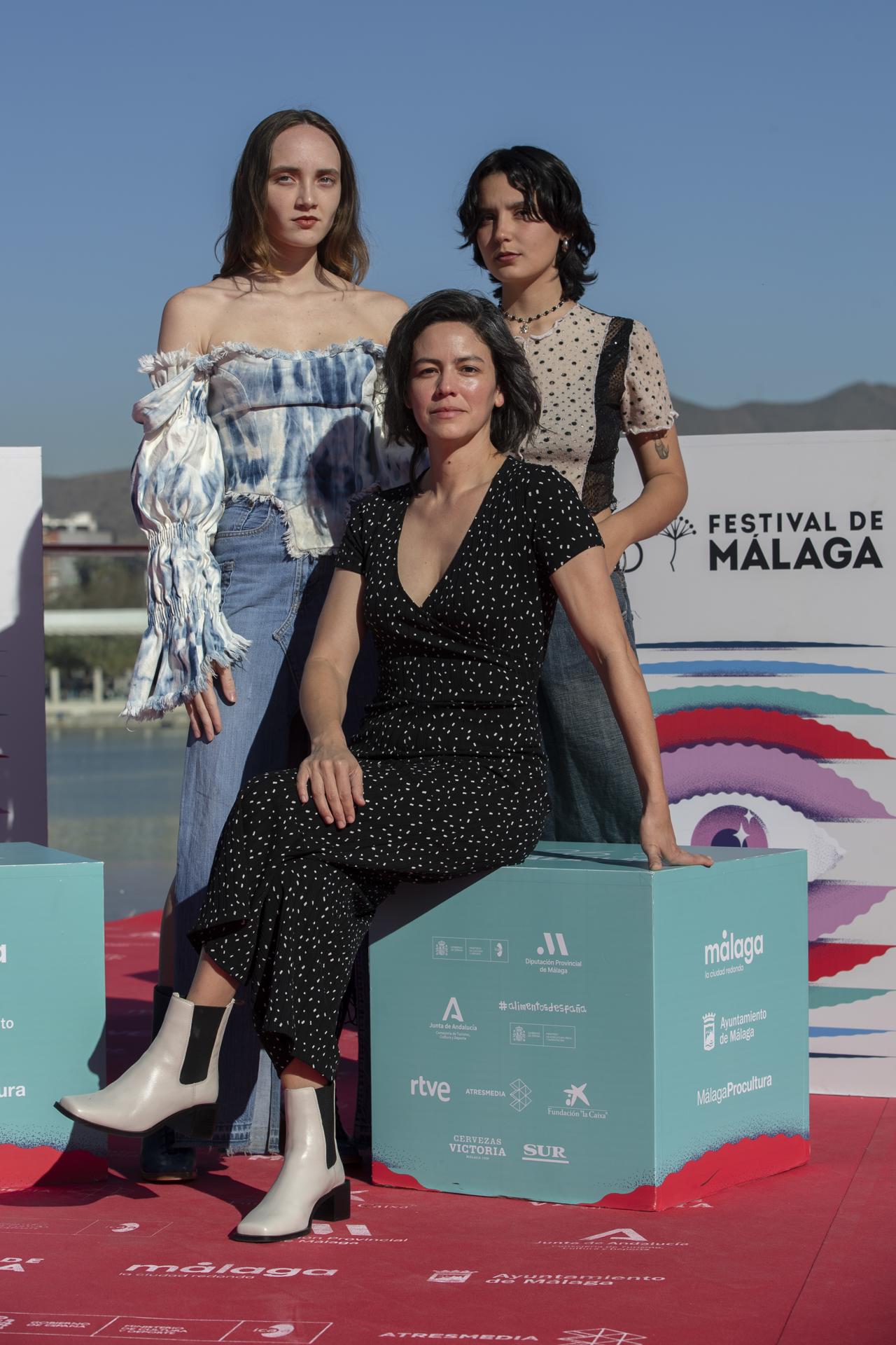 La directora Kattia G. Zúñiga posa junto a las actrices Cala Rossel (i) y Ariana Chaves durante la presentación de su película "Las hijas", a la Sección Oficial de Largometraje en el XXVI Festival de Cine en Español de Málaga, este jueves en el Muelle 1 de la capital malagueña. EFE/Jorge Zapata.
