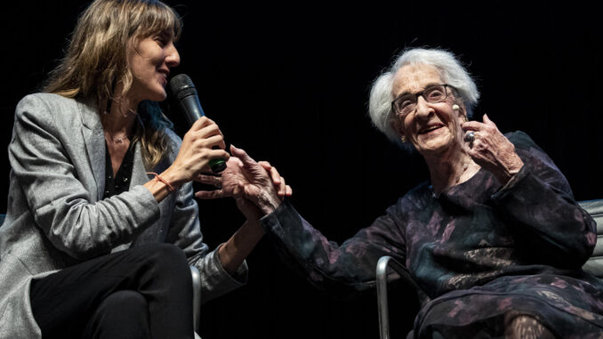 Las uruguayas, la directora, María Arrillaga (i) y la poeta Ida Vitale, el pasado fin de semana durante el pase de prensa del documental; Ida Vitale, dentro de la programación del XXVI Festival de Cine en Español de Málaga. EFE/Jorge Zapata.
