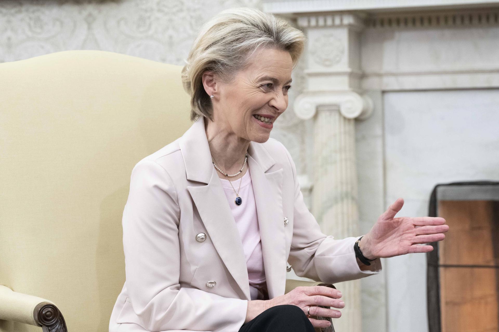 La presidenta de la Comisión Europea (CE), Ursula von der Leyen (i), se reúne con el presidente de EE.UU., Joe Biden (fuera de cuadro), este 10 de marzo de 2023, en la Casa Blanca, Washington. EFE/Bonnis Cash/Pool
