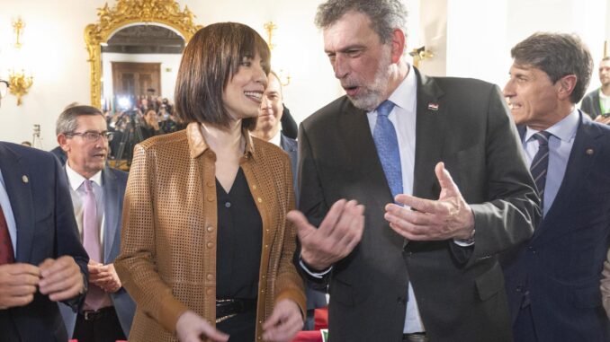 La ministra de Ciencia, Diana Morant(d), conversa con el ministro de Croacia, Radovan Fuchs(d), a su llegada al primer encuentro vinculado al acelerador de partículas, este jueves en Granada. EFE/Miguel Ángel Molina
