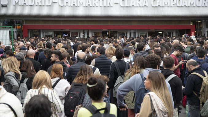 El caos se ha desatado en la madrileña estación de Chamartín hoy viernes en pleno arranque de Semana Santa por una avería que suspende la circulación del AVE, aunque a estas horas ya se ha restablecido la circulación de trenes de alta velocidad en la estación. EFE/ J.P. Gandul
