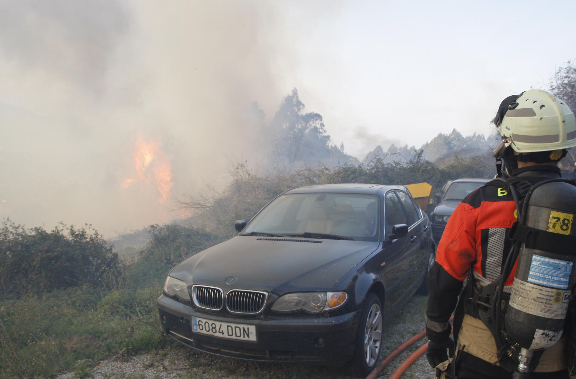 Un bombero observa las llamas incendio registrado la pasada noche en el Monte Naranco de Oviedo, donde tuvieron que ser desalojadas 65 personas de los núcleos de Cuyences y Fitoria. EFE/Juan González.
