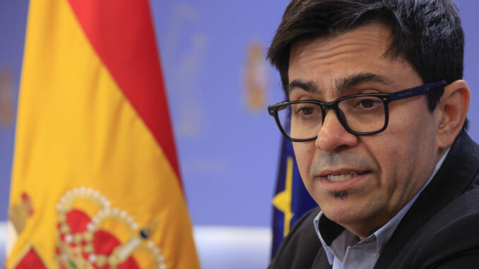 El diputado de Unidas Podemos, Gerardo Pisarello durante la rueda de prensa antes de la reunión de la Mesa del Congreso este martes. EFE/ Zipi
