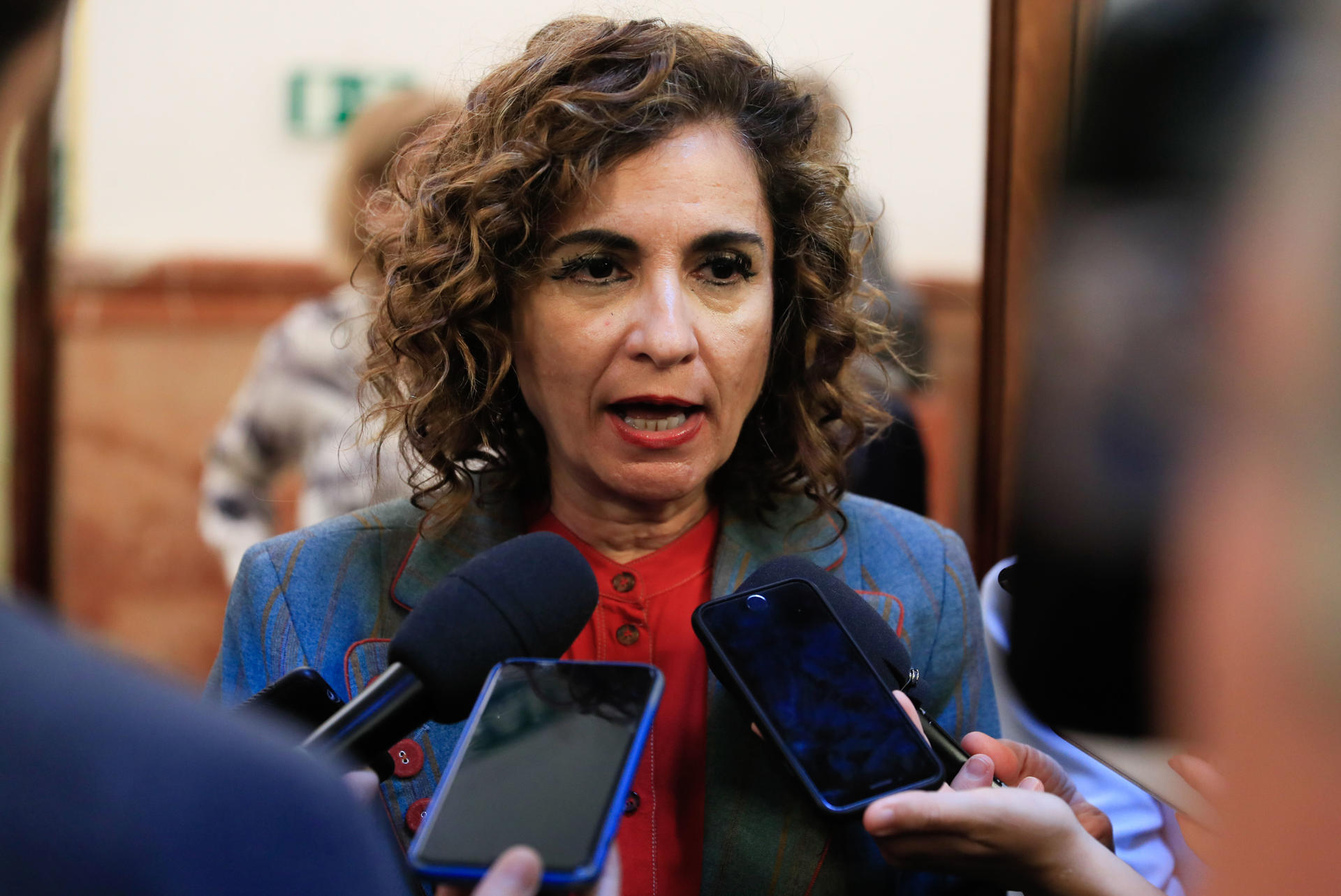 MADRID, 09/03/2023.- La ministra de Hacienda, María Jesús Montero, atiende a los medios tras el pleno celebrado este jueves en el Congreso. EFE/Fernando Alvarado
