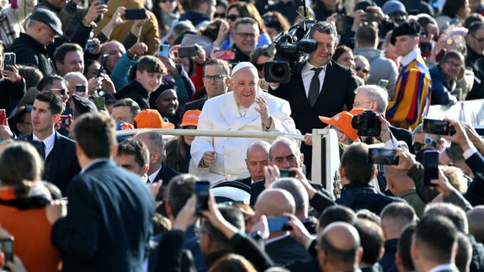 El papa Francisco durante la audiencia general celebrada en la plaza de San Pedro. EFE/EPA/ETTORE FERRARI

