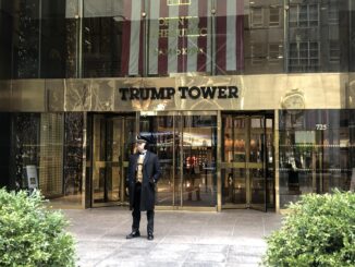 Un conserje es visto hoy en la Torre Trump en Manhattan, Nueva York (EE.UU). EFE/Javier Otazu