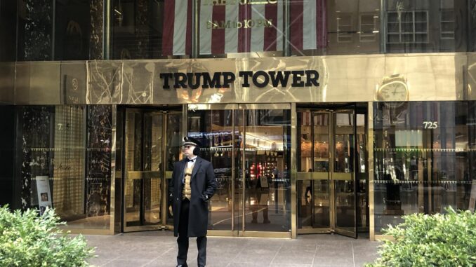 Un conserje es visto hoy en la Torre Trump en Manhattan, Nueva York (EE.UU). EFE/Javier Otazu
