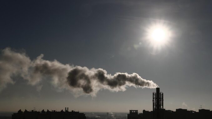 Fotografía de archivo de una chimenea emitiendo gases. EFE/Maxim Shipenkov
