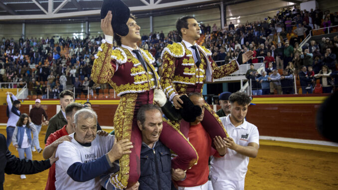 Los diestros Andrés Roca Rey y José María Manzanares salen a hombros al finalizar la tradicional Corrida de Primavera de la Feria del Milagro este sábado en Illescas, Toledo. EFE/Ismael Herrero
