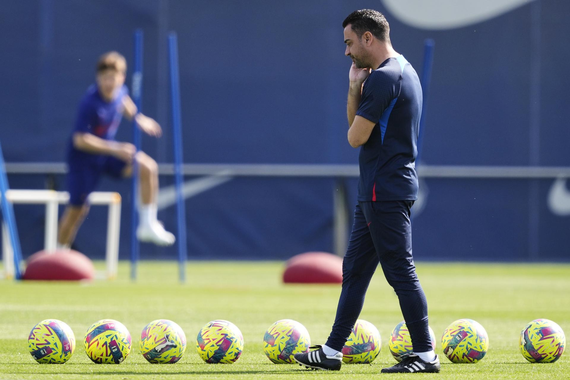 El técnico del FC Barcelona, Xavi Hernández, durante el entrenamiento que realiza la plantilla barcelonista en la Ciudad Deportiva Joan Gamper para preparar el partido de liga que disputarán en el estadio  Martínez Valero ante el Elche CF.EFE/ Alejandro García
