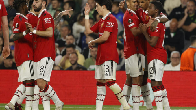 Los jugadores del Manchester United celebran el gol marcador Marcus Rashford al Real Betis. EFE/ Raul Caro
