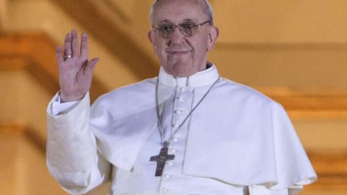 Imagen de archivo del cardenal argentino Jorge Mario Bergoglio saludando a los fieles tras ser elegido nuevo Papa. EFE/Michael Kappeler
