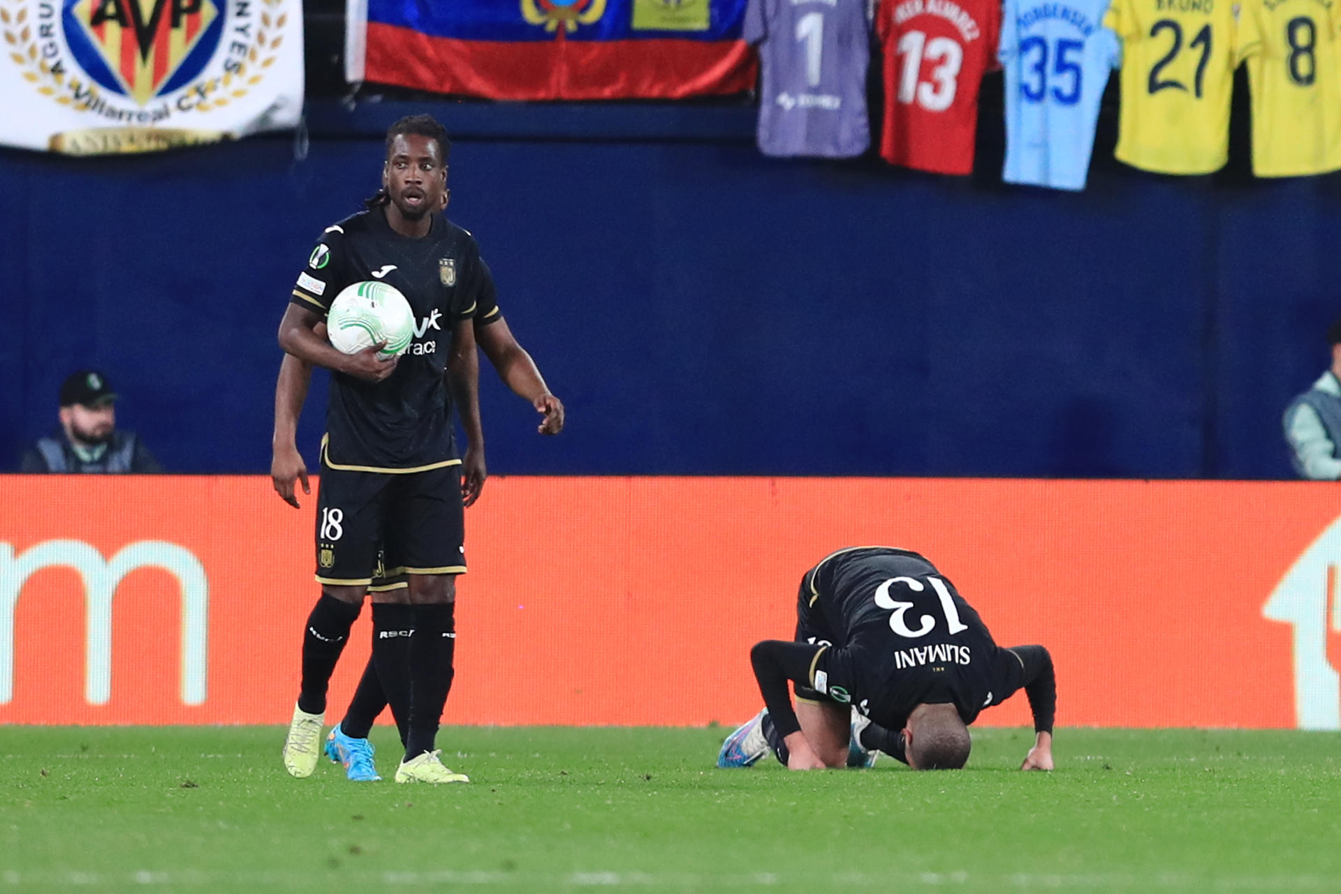 El delantero del Anderlecht Islam Slimani (d) celebra su gol, primero del equipo ante el Villarreal, durante el encuentro correspondiente a la vuelta de los octavos de final de la Liga de Conferencia disputado hoy jueves en el estadio de La Cerámica, en Villarreal. EFE/Domenech Castelló.
