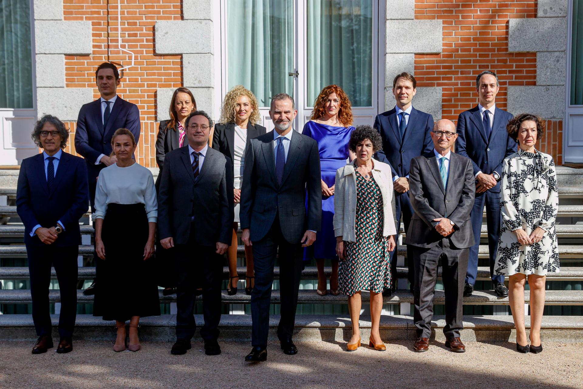 El rey Felipe VI (c), posa con los miembros del Consejo Fiscal, encabezado por fiscal general del Estado, Álvaro García Ortiz (3i, delante), durante una audiencia celebrada este martes en el Palacio de la Zarzuela. EFE/ Juan Carlos Hidalgo
