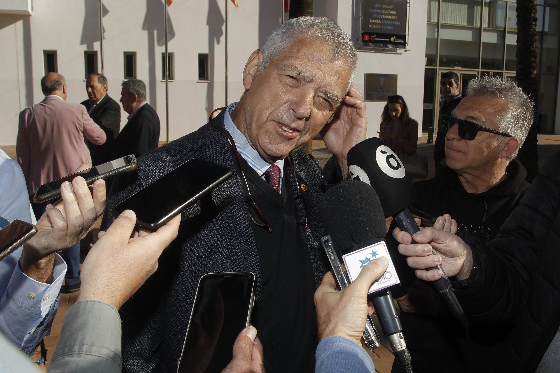 El expresidente de la Real Federación Española de Fútbol (RFEF), Ángel María Villar, afirmó este martes en La Nucía que “gracias a Dios” la mujer ha adquirido un papel importante en el mundo del deporte y sobre todo en el fútbol.El exdirigente se mostró orgulloso del crecimiento del fútbol femenino y recordó que bajo su mandato España se clasificó para su primer Mundial, en 2015 en Canadá, y dos Europeos.EFE/ Morell
