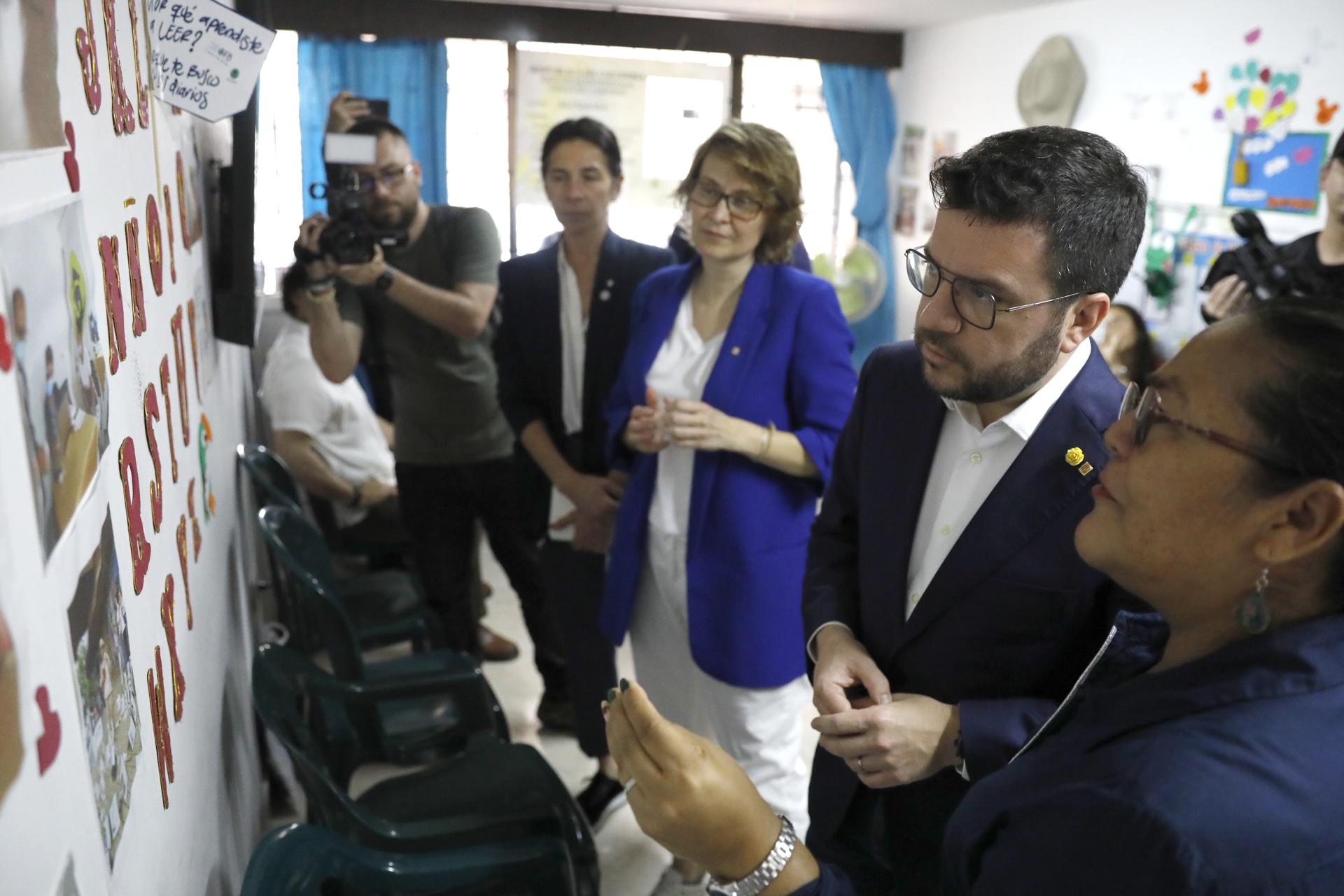 El presidente de Cataluña, Pere Aragonès, recorre la sede del colectivo Orlando Fals Borda hoy, en Villavicencio (Colombia). El presidente de la región autónoma española de Cataluña, Pere Aragonès, anunció este domingo un fortalecimiento de la cooperación catalana con Colombia, centrada en la paz y la protección de los derechos humanos, que apoyará con financiación la búsqueda de víctimas de desaparición forzada durante el conflicto armado. EFE/ Carlos Ortega
