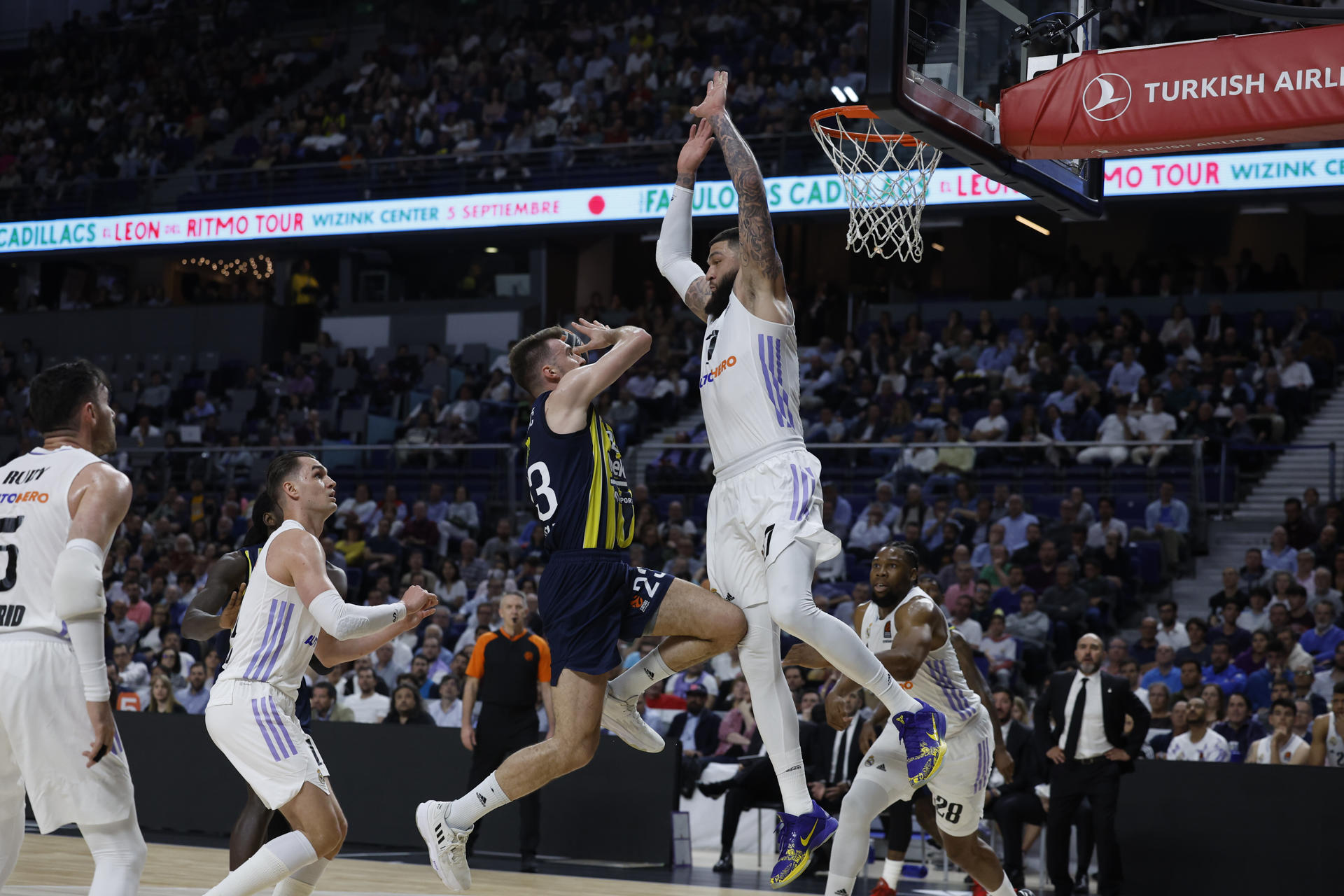 El pívot francés del Real Madrid Vincent Poirier lucha con el serbio Marko Guduric, durante el encuentro de Euroliga entre Real Madrid y Fenerbahçe Beko, en el Wizink Center, en Madrid. EFE/ Juanjo Martín
