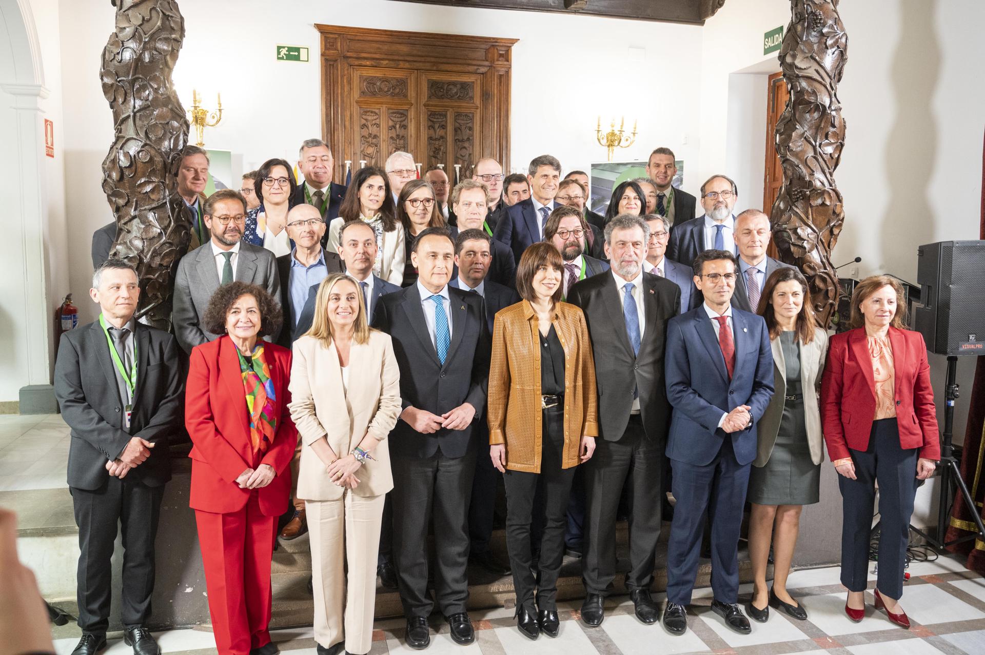 La ministra de Ciencia, Diana Morant(c), en foto de familia con los representantes de quince países de la Unión Europea, Japón y de distintas organizaciones internacionales momentos antes de participar en el primer encuentro vinculado al acelerador de partículas, este jueves en Granada. EFE/Miguel Ángel Molina
