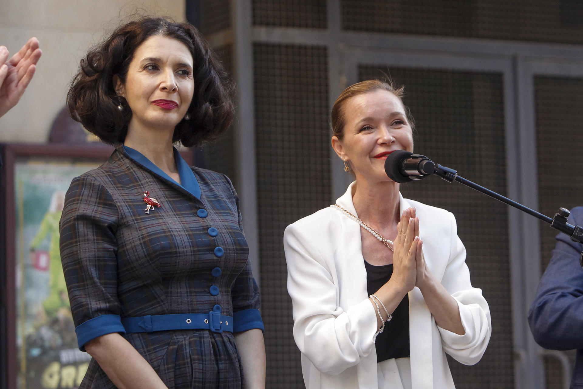 María Esteve (d), hija del bailarín y coreógrafo; y Eugenia Eiriz, viuda, agradeciendo a la ciudad de Elda el gesto de descubrir una estatua de Antonio Gades a las puertas del Teatro Castelar de Elda. EFE/Morell
