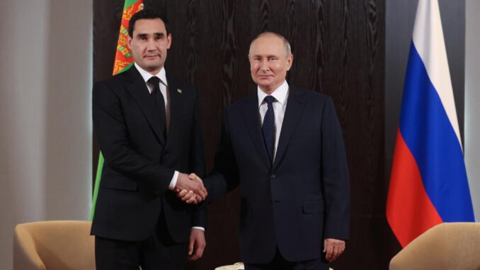 El presidente de Turkmenistán, Serdar Berdimuhamedov, junto al ruso Vladímir Putin en septiembre de 2022. EFE/EPA/ALEXANDR DEMYANCHUK/SPUTNIK/KREMLIN POOL MANDATORY CREDIT[MANDATORY CREDIT]
