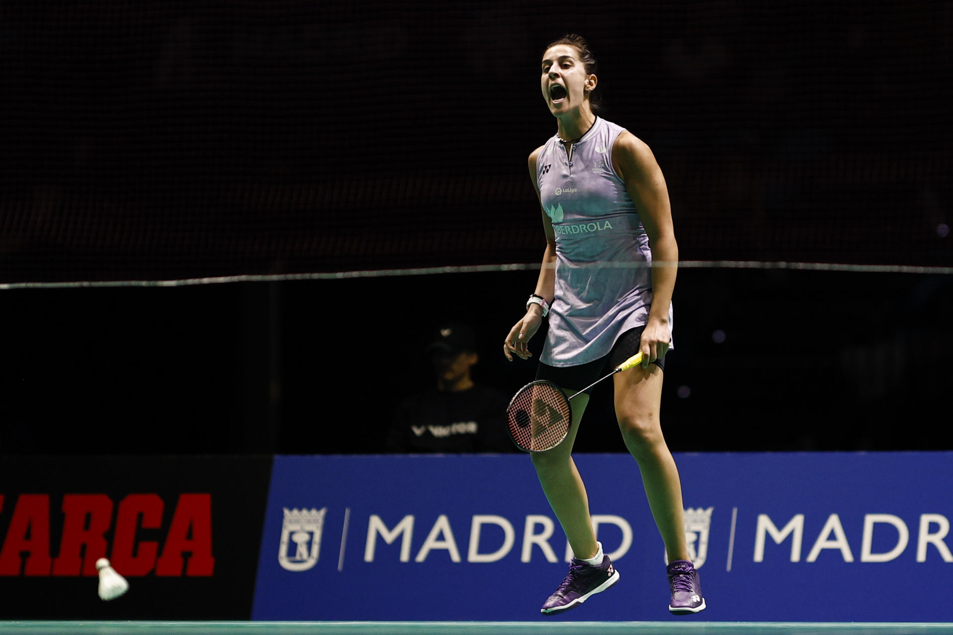 La española Carolina Martín devuelve una bola a la danesa Line Højmark Kjaersfeldt, durante la primera ronda del Madrid Spain Masters de bádminton en el Centro Deportivo Municipal de Gallur de Madrid. EFE/ Rodrigo Jiménez
