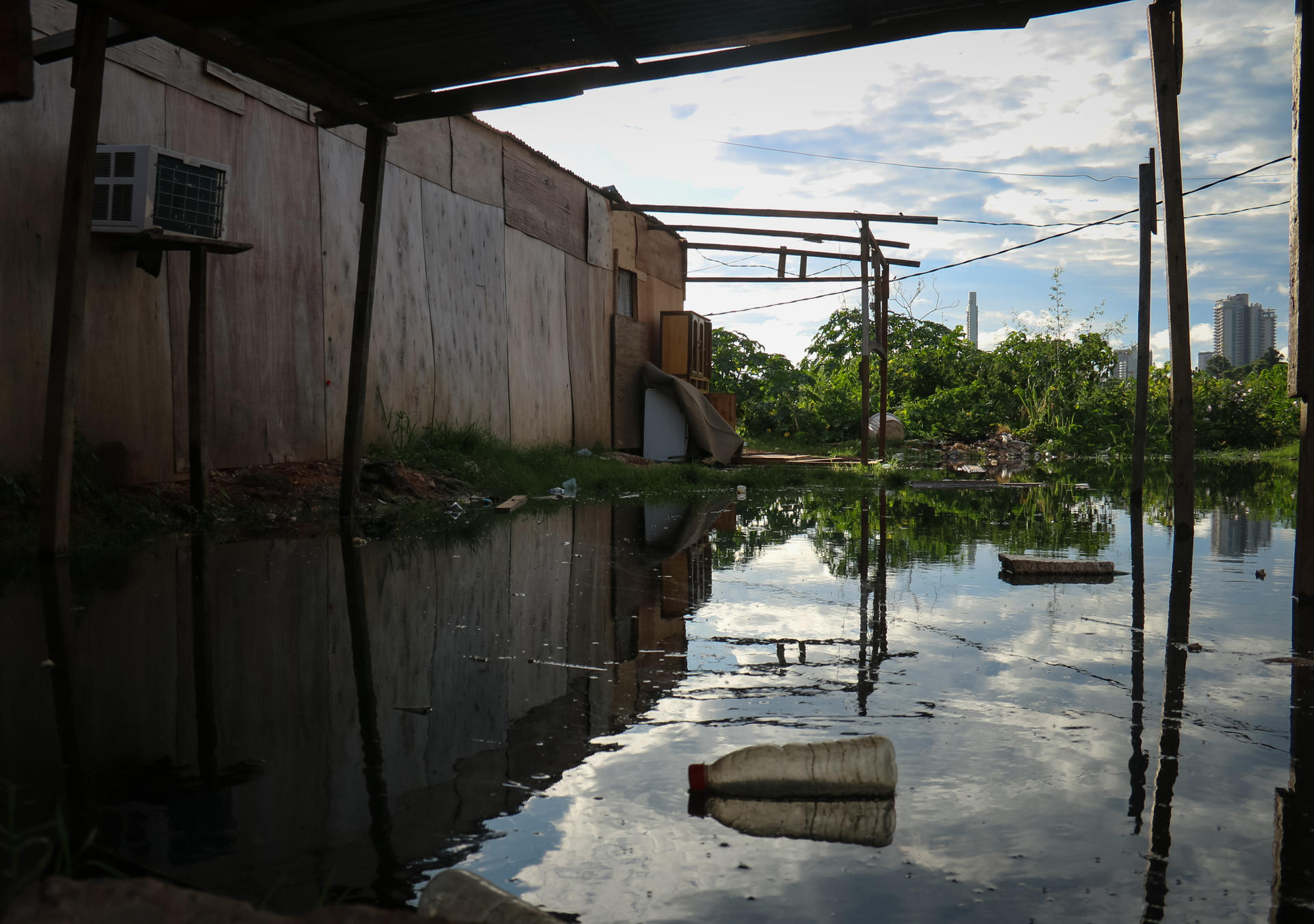 Fotografía de una inundación en el barrio La Chacarita, a la orilla de la bahía de Asunción (Paraguay). EFE/ Rubén Peña
