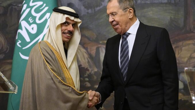 El ministro de Exteriores de Rusia, Serguéi Lavrov, con su homólogo de Arabia Saudí, el príncipe Faisal bin Farhan al Saud.EFE/EPA/ALEXANDER ZEMLIANICHENKO/POOL
