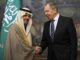 El ministro de Exteriores de Rusia, Serguéi Lavrov, con su homólogo de Arabia Saudí, el príncipe Faisal bin Farhan al Saud.EFE/EPA/ALEXANDER ZEMLIANICHENKO/POOL