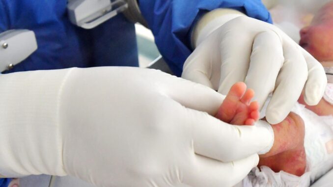 Fotografía de archivo de un sanitario atendiendo a un recién nacido EFE/Jorge Núñez
