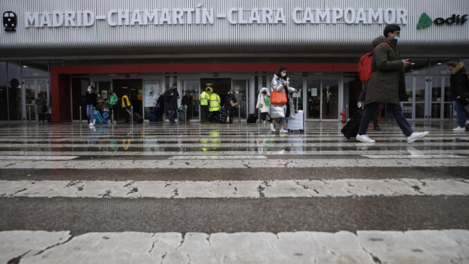 Vista general de la entrada principal de la estación de Chamartín, en una imagen de archivo. EFE/Sergio Pérez
