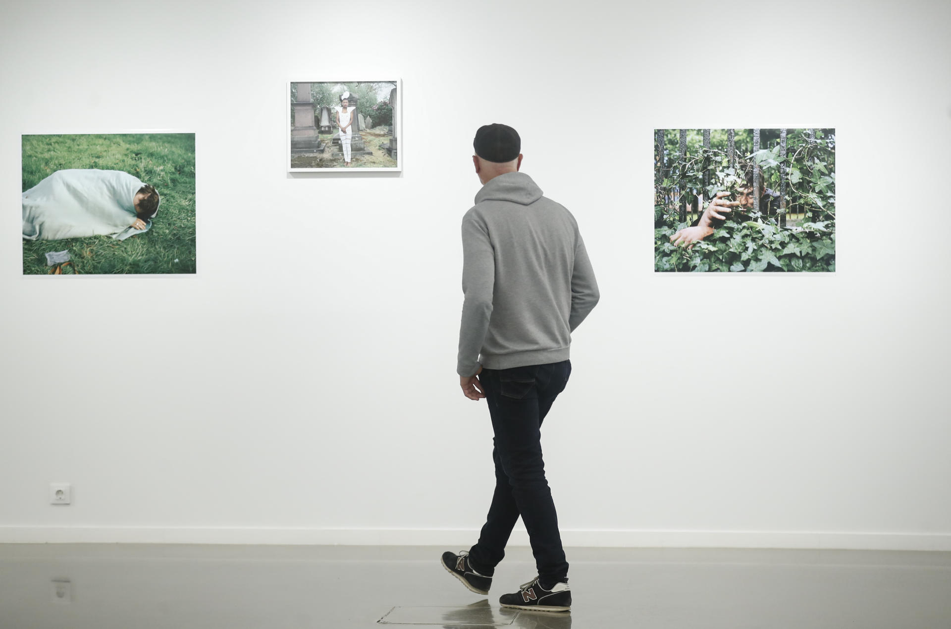 La fotógrafa Lúa Ribeira, integrante de la Agencia Magnun desde 2018, presenta este jueves en la sala Argegunea de San Sebastián la muestra "Subida al cielo", cinco series desarrolladas entre 2016 y 2020, en lo que representa la exposición más completa y extensa de su trabajo. EFE/Juan Herrero.
