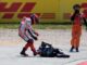 El piloto español de MotoGP Marc Márquez del Repsol Honda Team intenta ayudar al piloto portugués de MotoGP Miguel Oliveira del CryptoDATA RNF MotoGP Team tras una caída durante la carrera de MotoGP en el Gran Premio de Motociclismo de Portugal. EFE/EPA/NUNO VEIGA