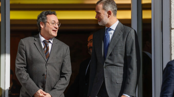 El rey Felipe VI conversa con fiscal general del Estado, Álvaro García Ortiz (i), mientras recibe en audiencia a los miembros del Consejo Fiscal, este martes, en el Palacio de la Zarzuela. EFE/ Juan Carlos Hidalgo
