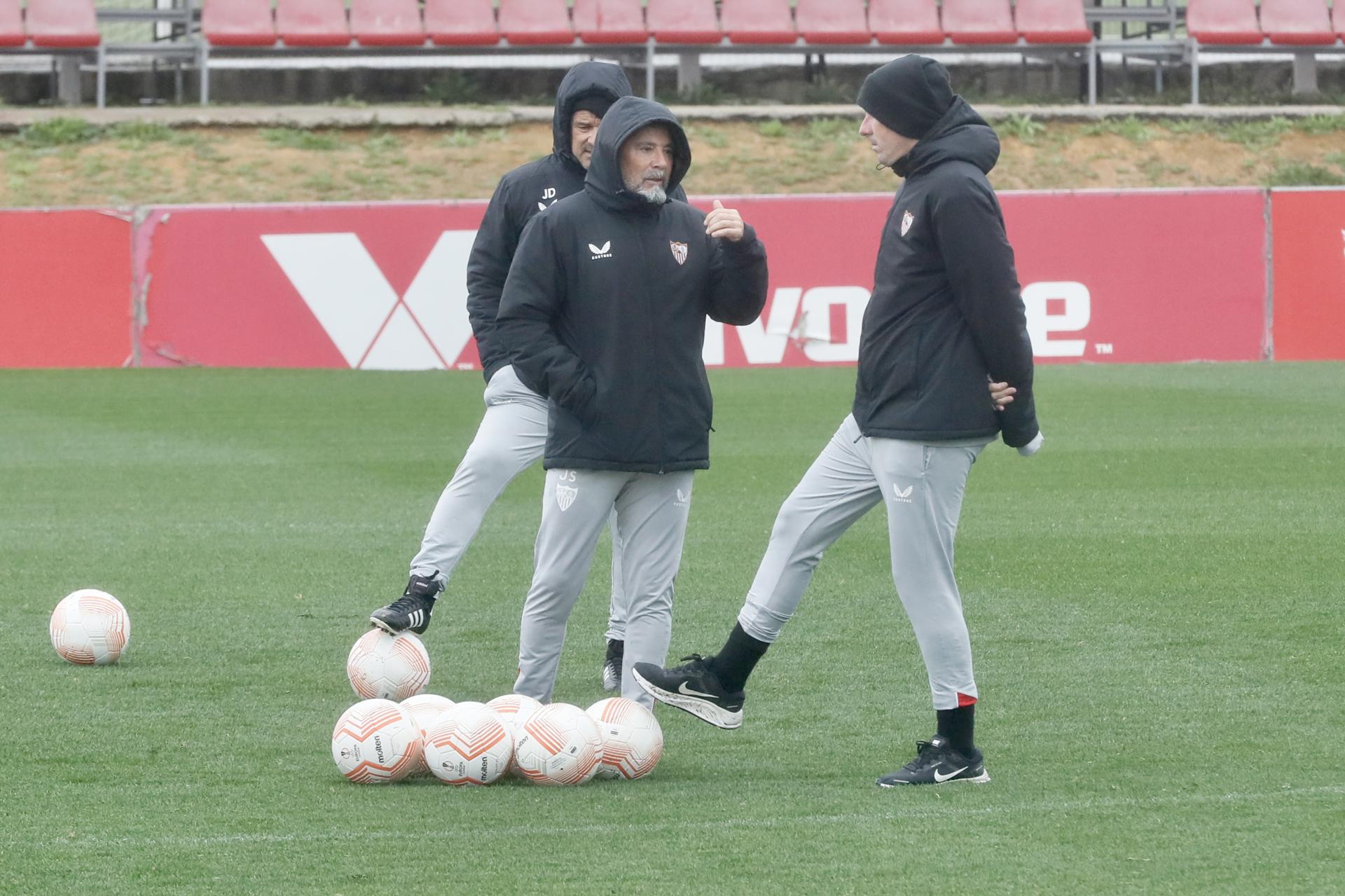 El entrenador del Sevilla, el argentino Jorge Sampaoli, durante el entrenamiento de su plantilla previo al partido de ida de los octavos de final de la Liga Europa ante el Fenerbahçe de Estambul que disputarán en el estadio Sánchez Pizjuán de la capital hispalense. EFE/José Manuel Vidal
