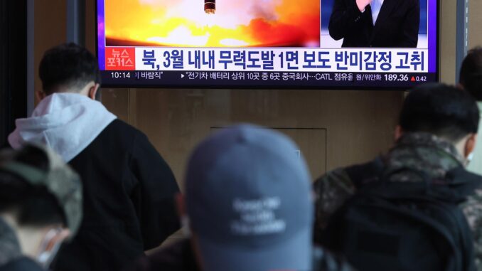 Una televisión en la estación de Seúl muestra imágenes del lanzamiento este lunes de dos misiles balísticos de corto alcance por parte de Corea del Norte hacia el Mar de Japón (llamado mar del Este en las dos Coreas). EFE/EPA/YONHAP SOUTH KOREA OUT
