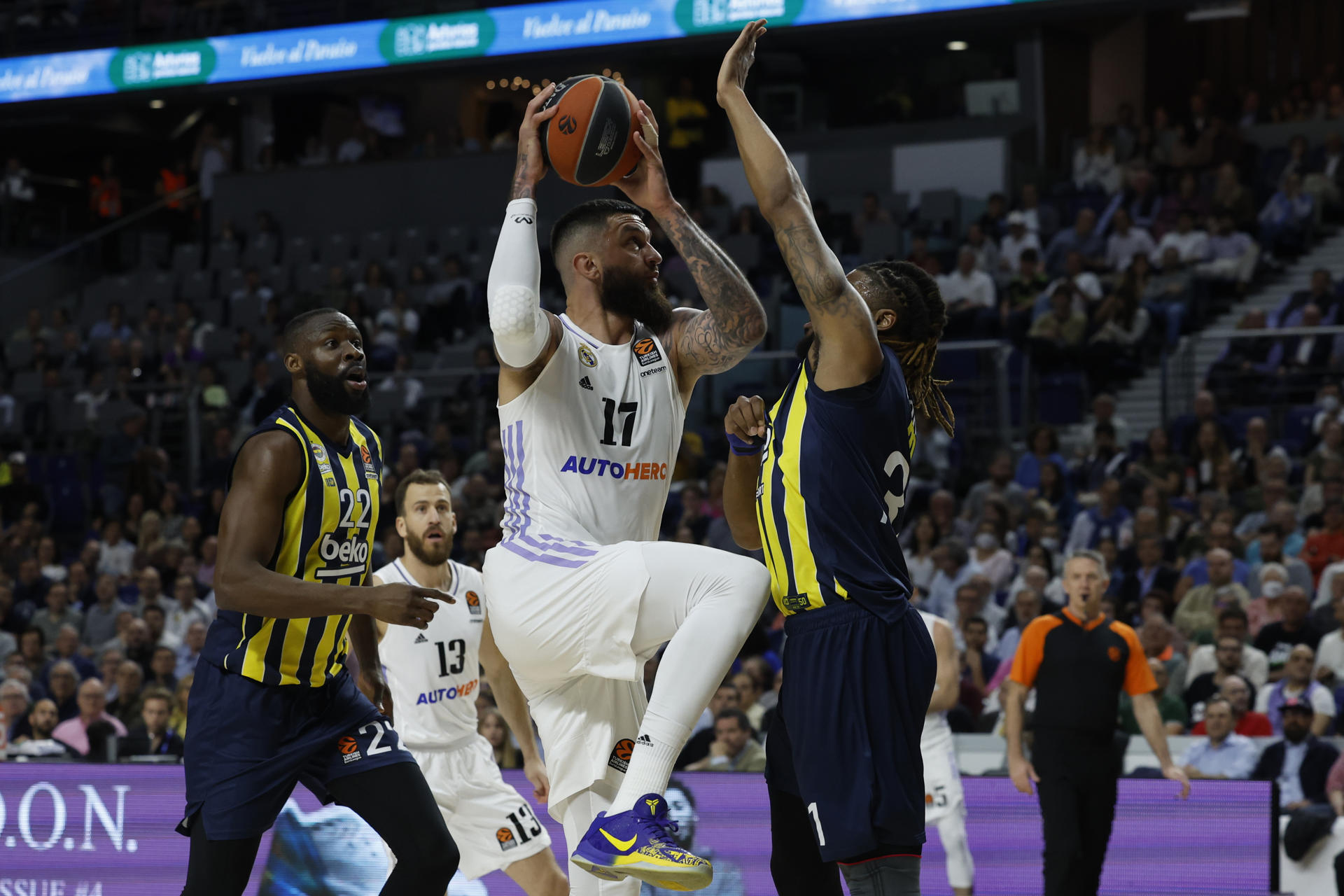 El pívot francés del Real Madrid Vincent Poirier anota ante Devin Booker, pívot estadounidense del Fenerbahçe, durante el encuentro de Euroliga entre Real Madrid y Fenerbahçe Beko, en el Wizink Center, en Madrid. EFE/ Juanjo Martín
