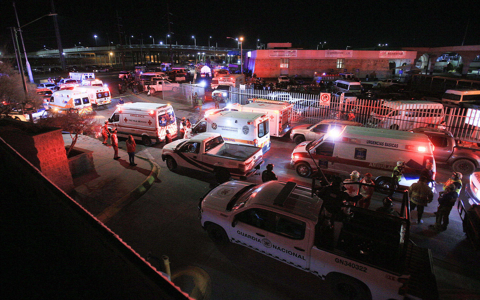 Personal de rescate acuden al auxilio durante un incendio en las instalaciones del Instituto Nacional de Migración (INM), donde fallecieron migrantes la noche del 27 de marzo de 2023, en Ciudad Juárez, Chihuahua (México). EFE/Luis Torres
