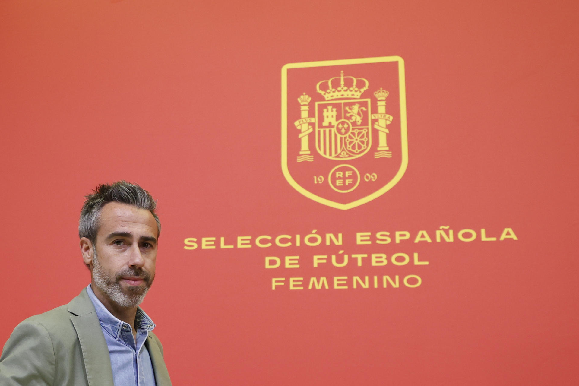 El técnico de la selección femenina, Jorge Vilda ofrece la lista de las convocadas durante una rueda de prensa celebrada en la Ciudad del Fútbol en Las Rozas, Madrid. La vuelta de Irene Paredes, defensa central del Barcelona, es la principal novedad en la convocatoria del seleccionador. EFE/ Javier Lizon
