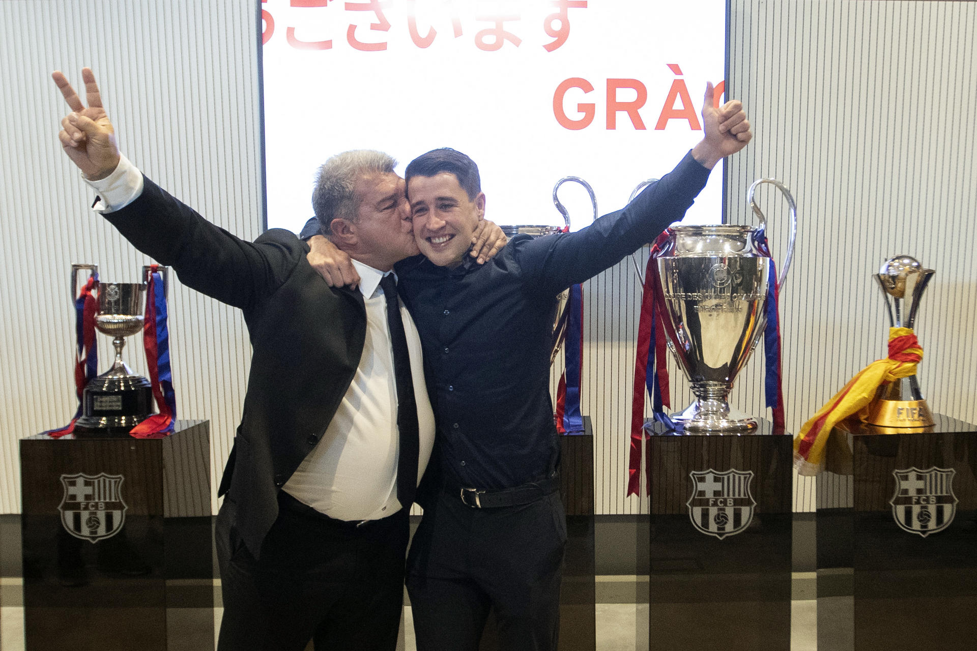 El delantero Bojan Krkic, de 32 años, junto al presidente del FC Barcelona, Jan Laporta, durante el acto celebrado en el Camp Nou en que ha anunciado su retirada del fútbol profesional después de dieciséis en el primer nivel, un periodo en el que asegura "haber aprendido a superar los miedos que nos creamos". EFE/Marta Pérez
