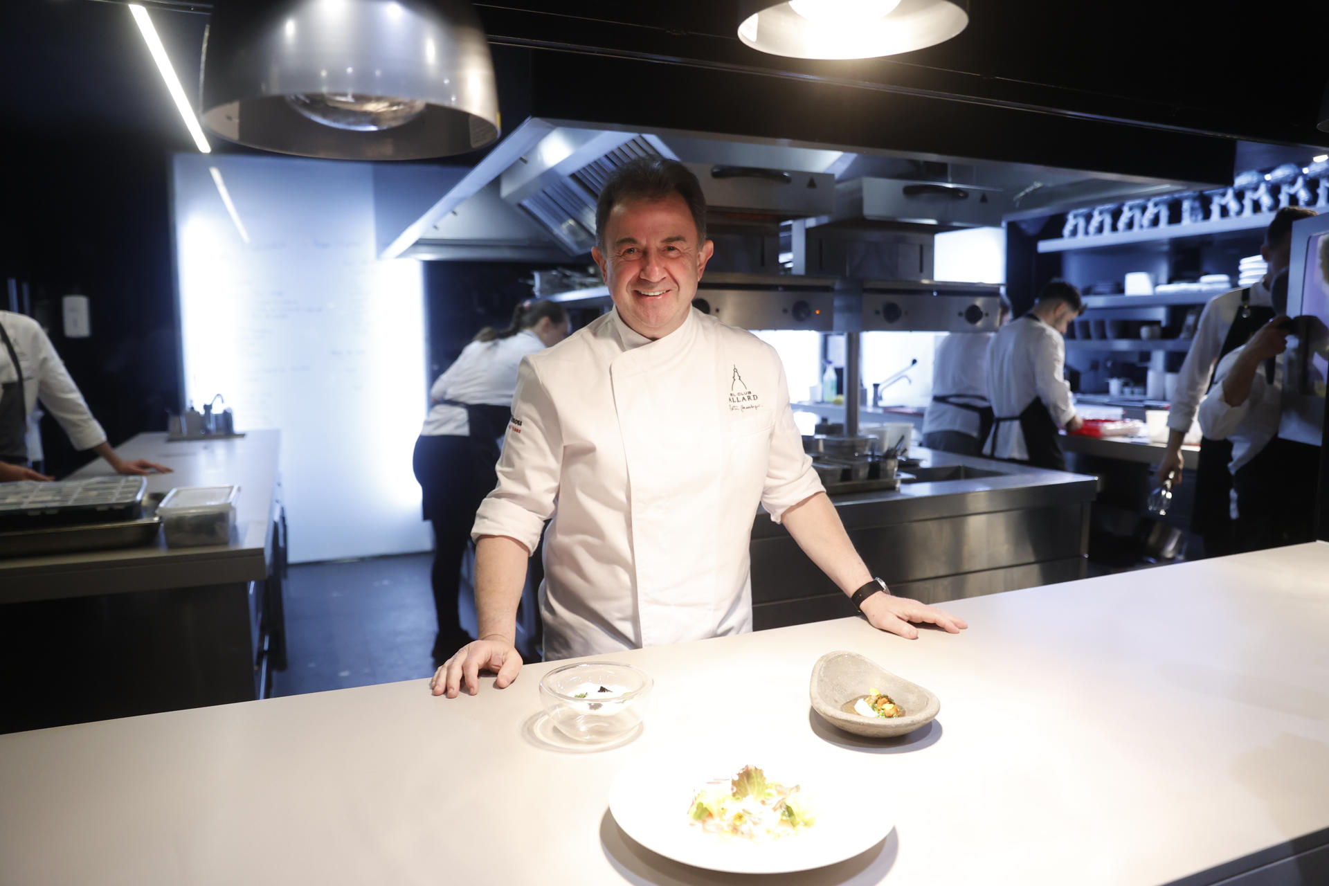 El chef Martín Berasategui posa durante una entrevista con EFE este martes en Madrid, tras asumir la dirección del restaurante El Club Allard, que tuvo dos estrellas Michelin, con la intención de recuperar su "peso en la historia culinaria de nuestro país". EFE/ Juan Carlos Hidalgo
